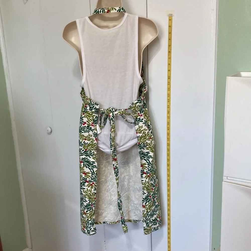Crate and Barrel Mistletoe Red Green Apron One Size fits Most 27 in x 36 in
